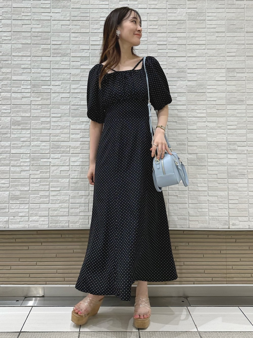 その他のサンダル、ブラック系のワンピース、ブルー系のボストンバッグを着用したレディースの夏コーディネートの1枚目の写真