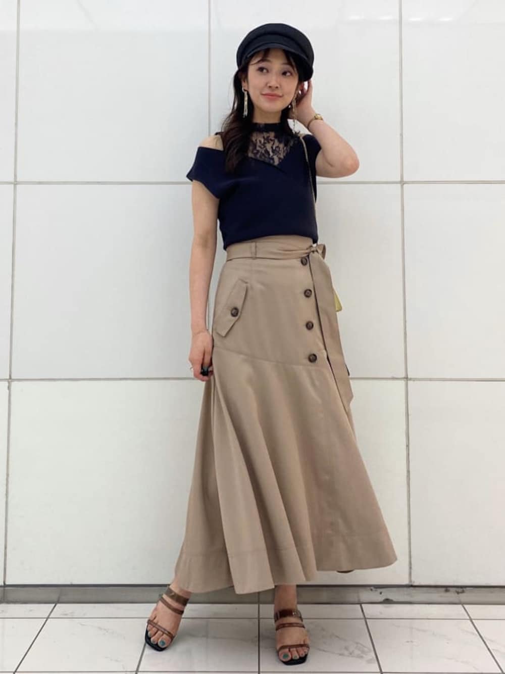 イエロー系のショルダーバッグ、ブラック系のキャミソール、ブラック系のサンダルを着用したレディースの春コーディネートの1枚目の写真