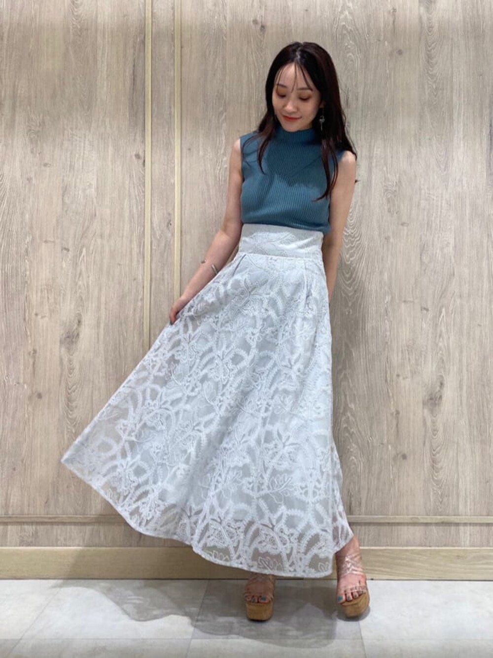 その他のサンダル、グリーン系のスカート、グリーン系のニット/セーターを着用したレディースの夏コーディネートの1枚目の写真