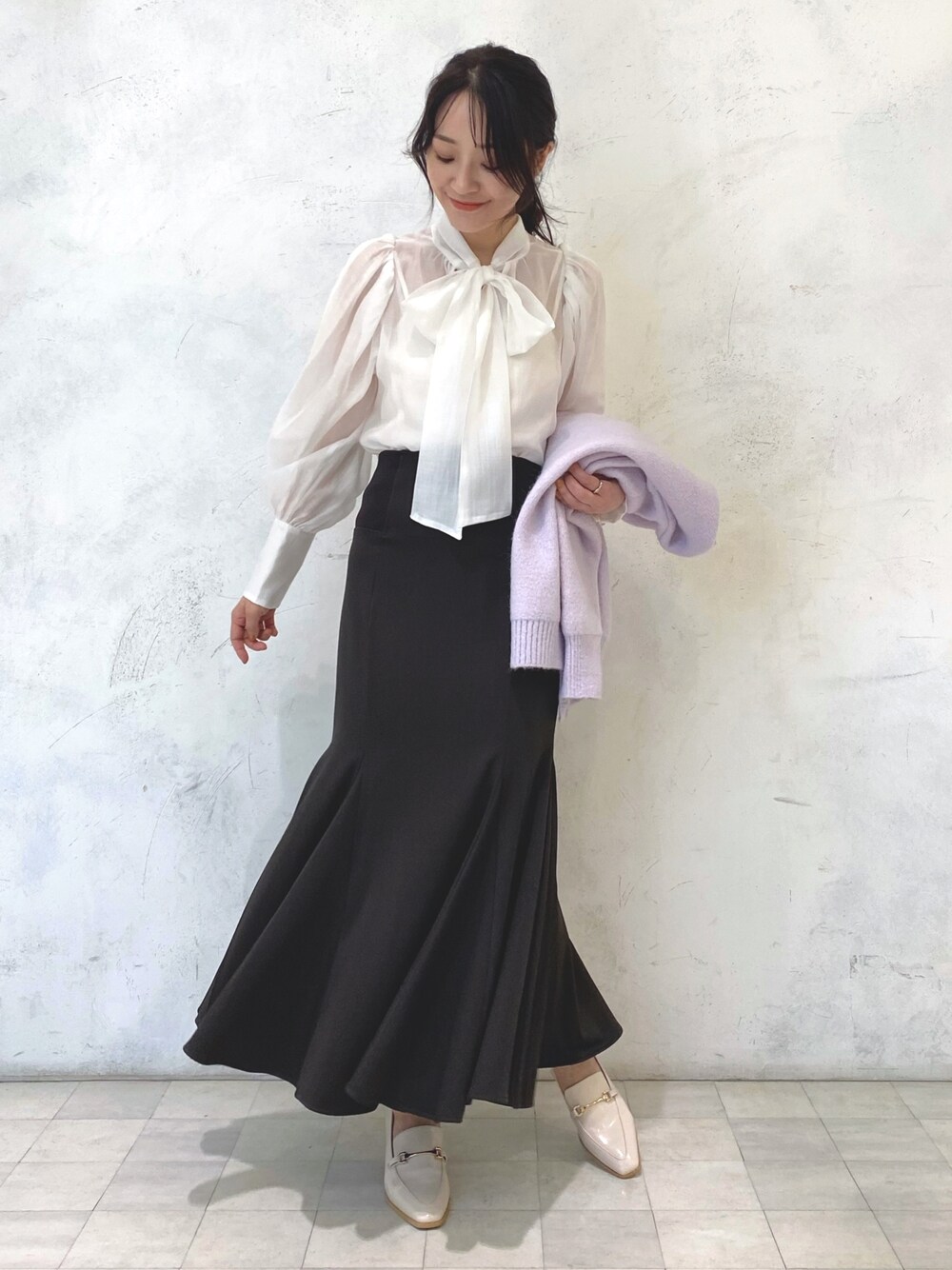 ホワイト系のローファー、パープル系のカーディガン/ボレロ、ブラウン系のスカートを着用したレディースの秋コーディネートの1枚目の写真