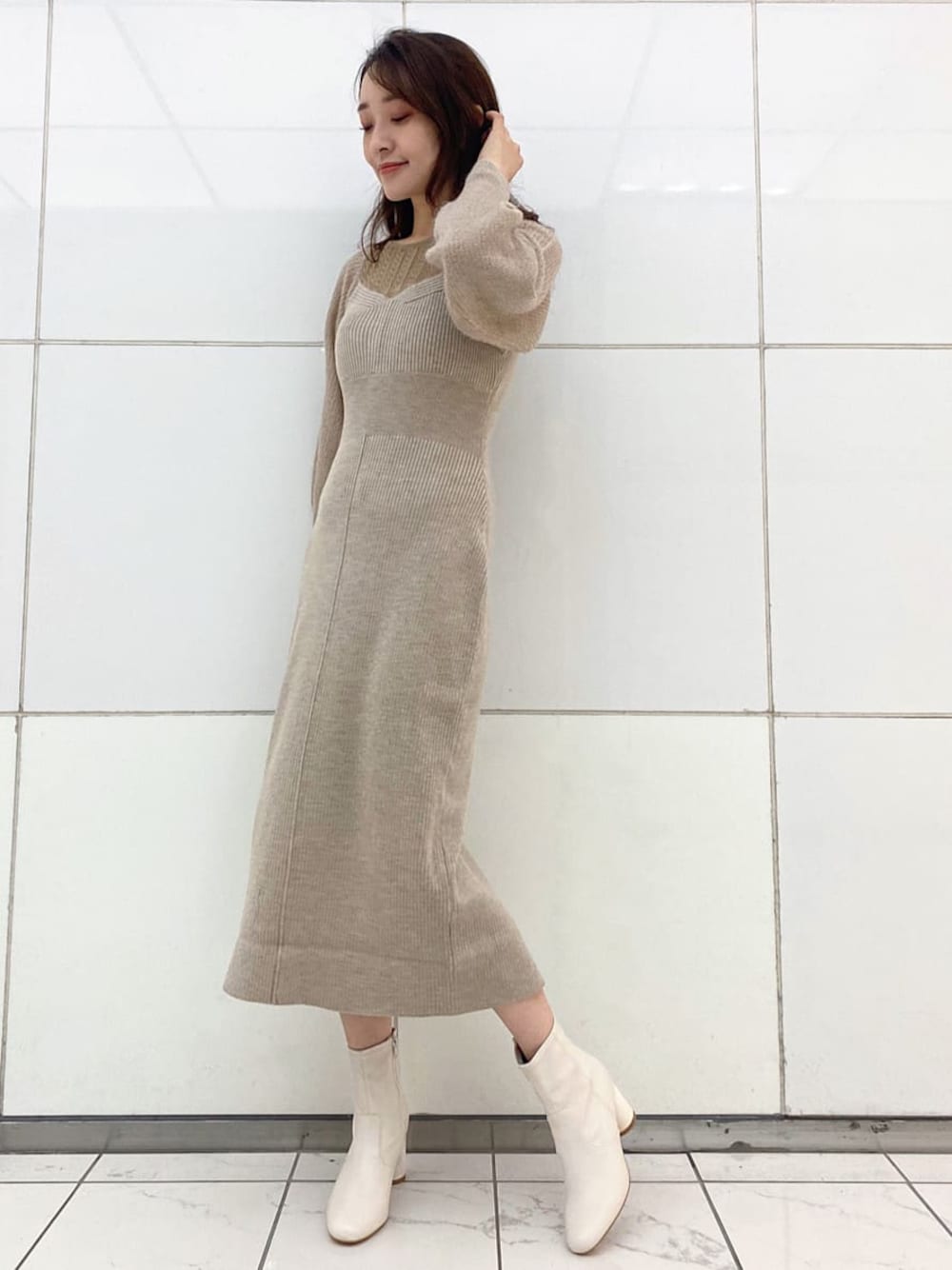 ベージュ系のワンピース、ホワイト系のその他シューズ、ホワイト系のTシャツ/カットソーを着用したレディースの秋コーディネートの1枚目の写真