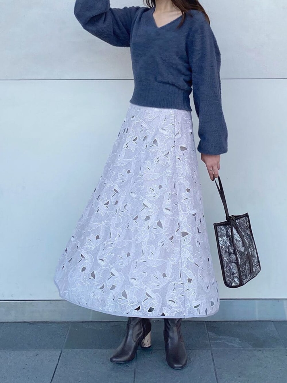 ブラウン系のハンドバッグ、ブラウン系のその他シューズ、ピンク系のスカートを着用したレディースの秋コーディネートの1枚目の写真