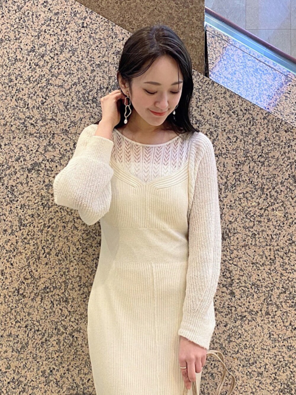ホワイト系のTシャツ/カットソー、ホワイト系のワンピース、ベージュ系のハンドバッグを着用したレディースの冬コーディネートの1枚目の写真