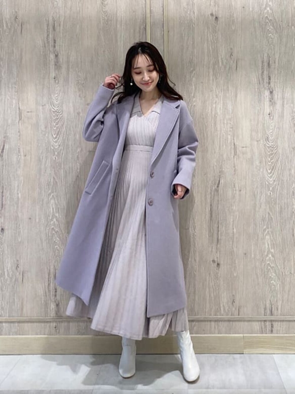 ホワイト系のその他シューズ、ピンク系のチェスターコート、ベージュ系のワンピースを着用したレディースの秋コーディネートの1枚目の写真