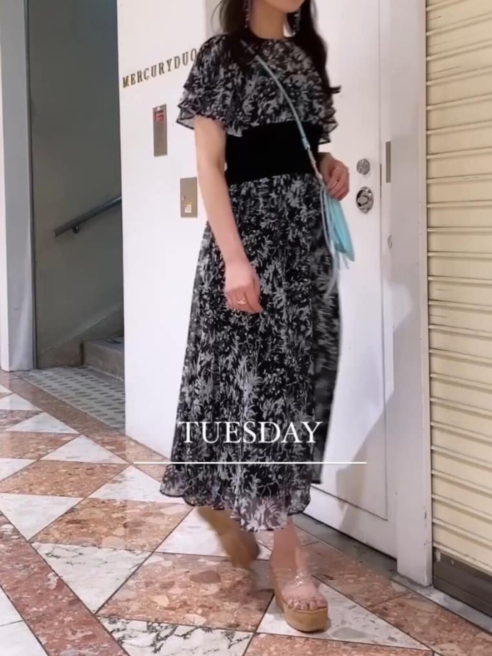 グリーン系のショルダーバッグ、その他のサンダル、ブラック系のワンピースを着用したレディースの夏コーディネートの1枚目の写真