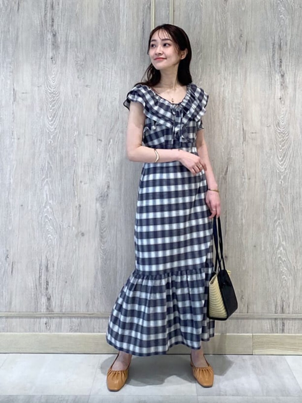 ブラウン系のパンプス、その他のワンピース、ブラック系のトートバッグを着用したレディースの春コーディネートの1枚目の写真