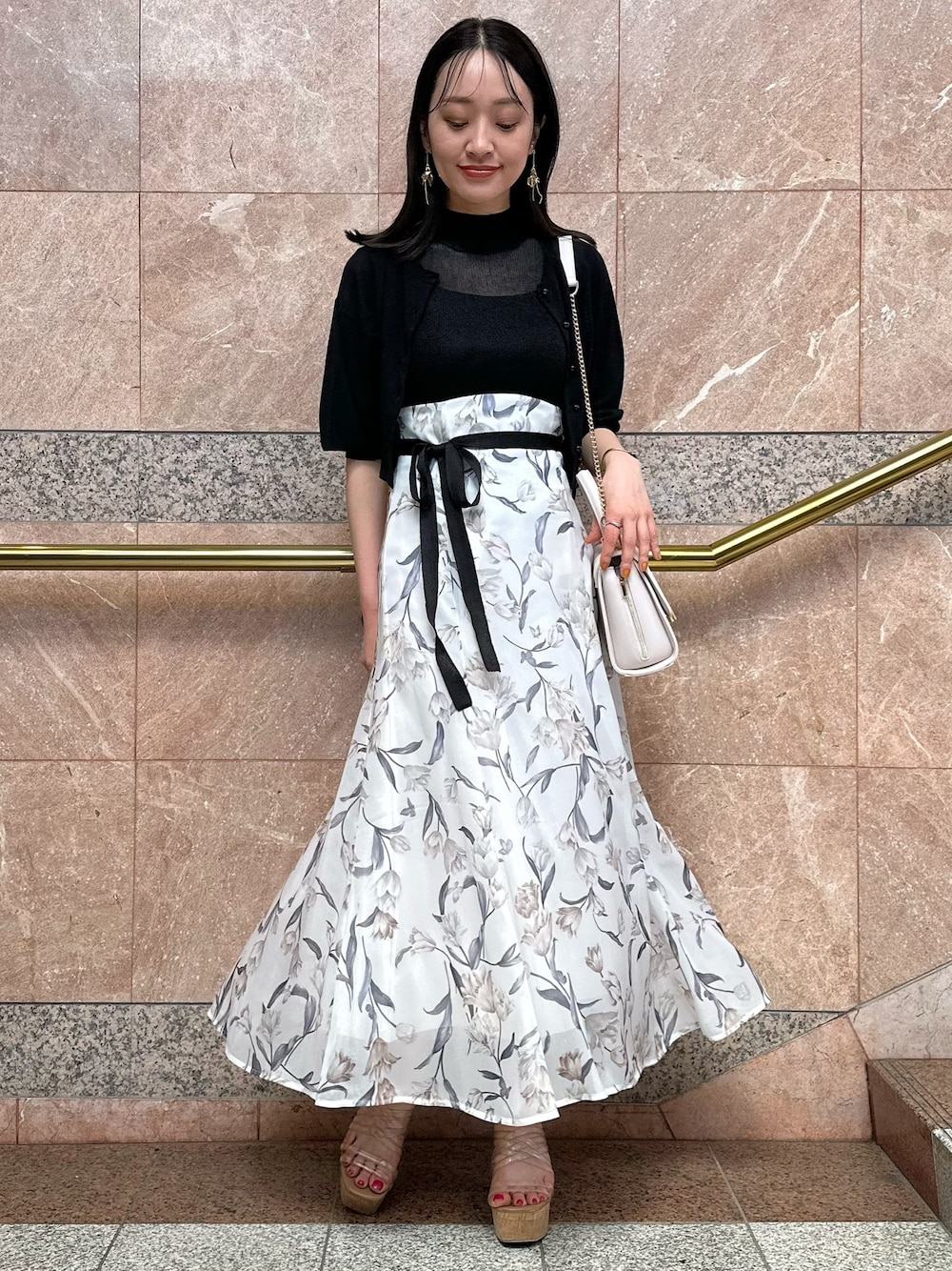 その他のサンダル、ピンク系のショルダーバッグ、ブラック系のワンピースを着用したレディースの春コーディネートの1枚目の写真