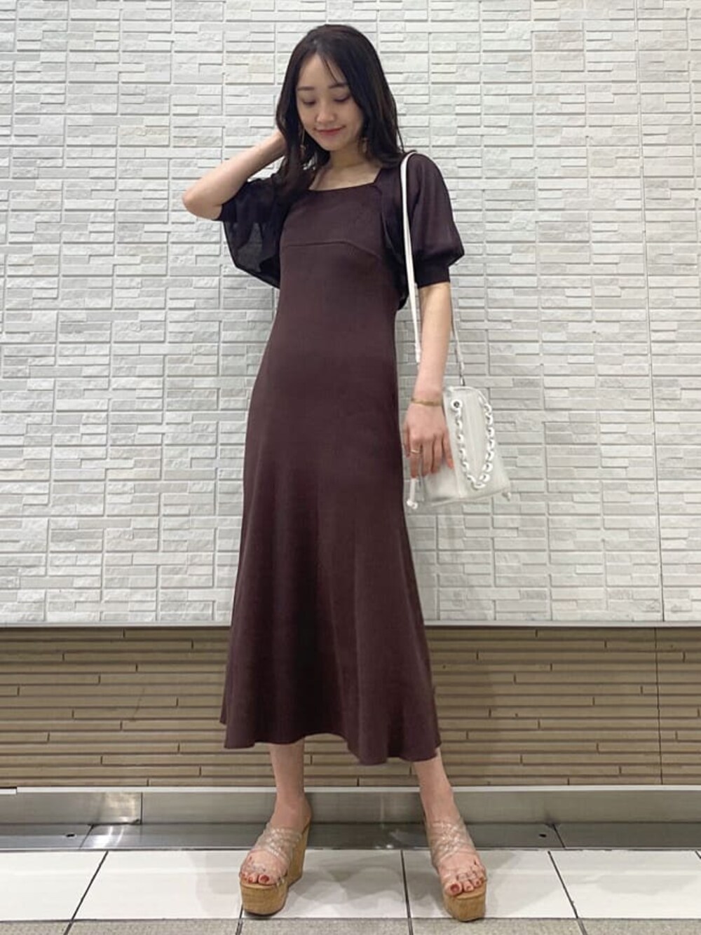 ホワイト系のTシャツ/カットソー、ホワイト系のハンドバッグ、その他のサンダルを着用したレディースの春コーディネートの1枚目の写真