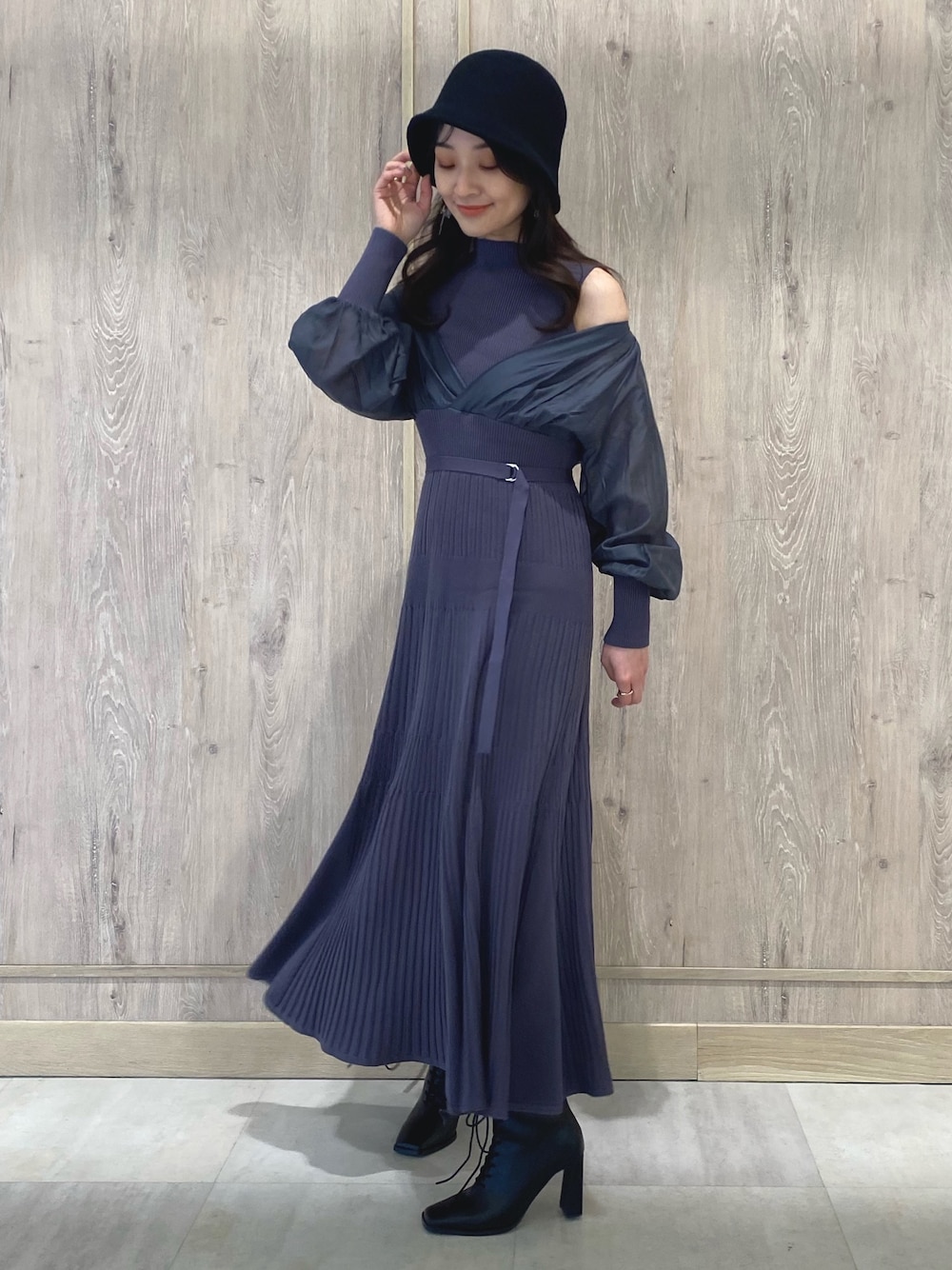 ブルー系のワンピース、ブルー系のワンピース、ブラック系のブーツを着用したレディースの冬コーディネートの1枚目の写真