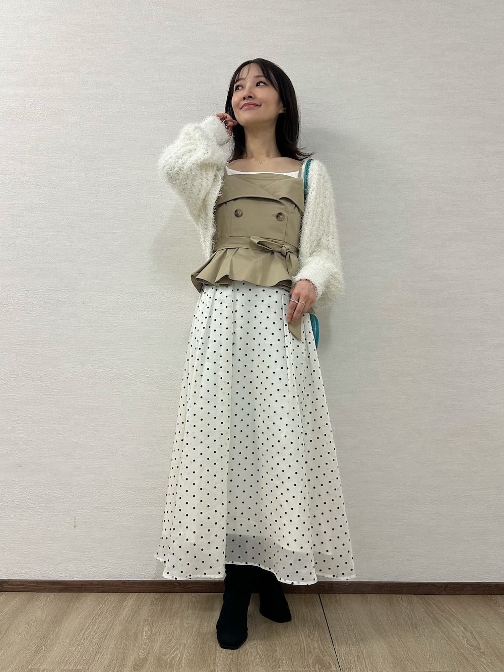 ホワイト系のカーディガン/ボレロ、ベージュ系のワンピース、ホワイト系のニット/セーターを着用したレディースの秋コーディネートの1枚目の写真