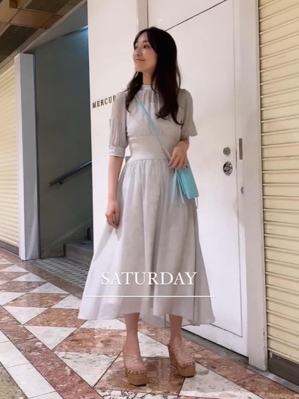 その他のサンダル、ホワイト系のワンピース、グリーン系のショルダーバッグを着用したレディースの夏コーディネートの1枚目の写真