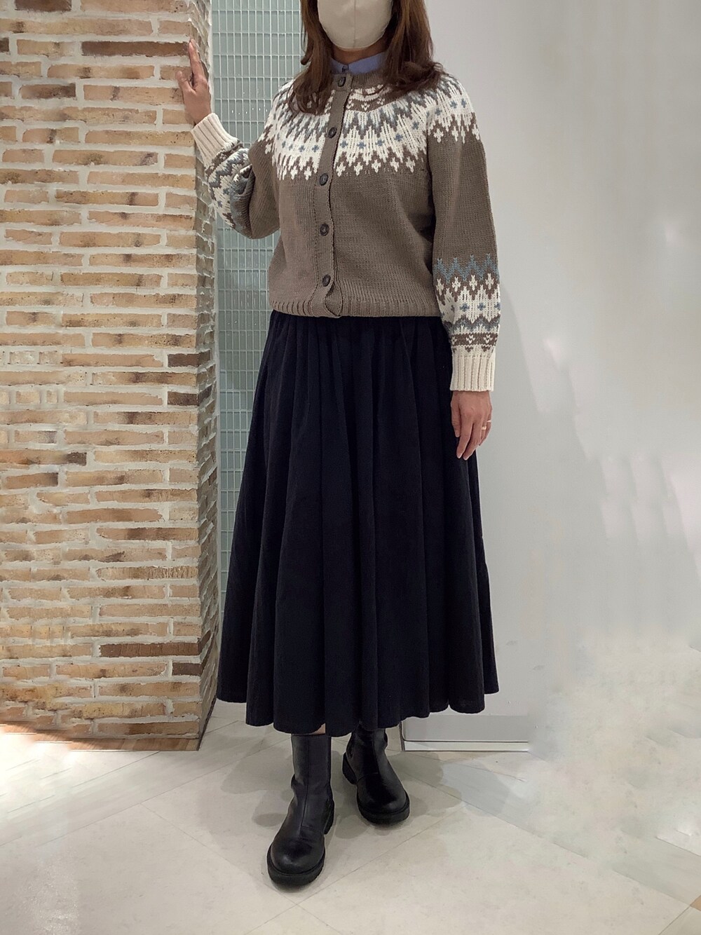 ブラウン系のカーディガン/ボレロを着用したレディースの秋コーディネートの1枚目の写真