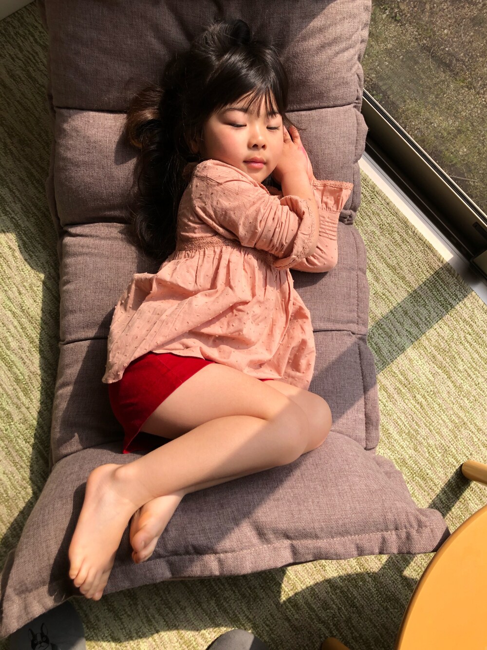 「娘、4歳女の子」｜「jacadiのアイテム（その他パンツ、レッド系）」を使った、starさん（キッズ・100cm）の春コーディネートの1枚目の写真