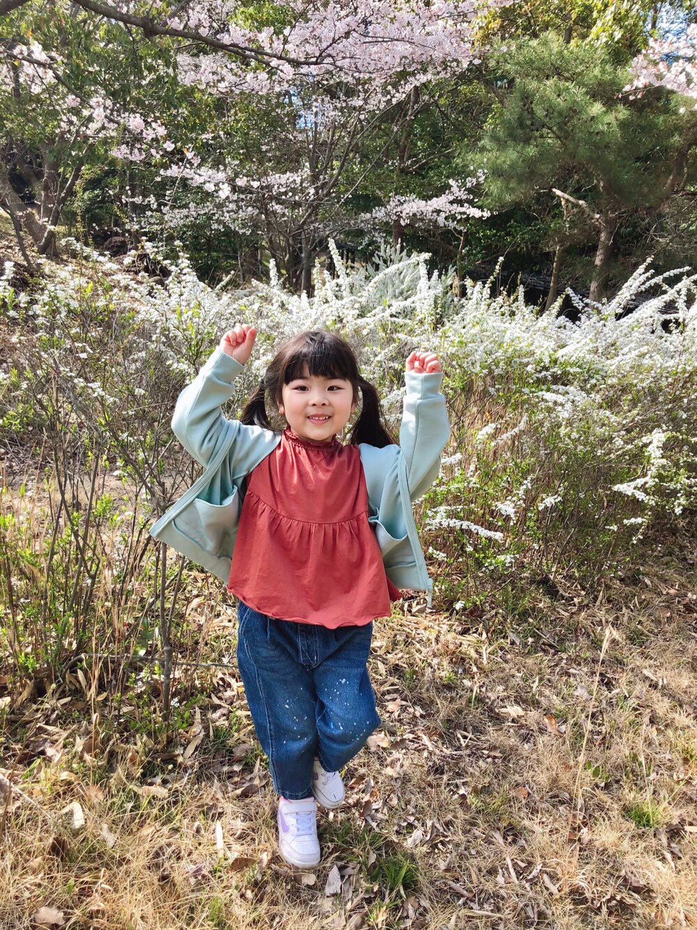 「花見、春」｜「nousのアイテム（Tシャツ/カットソー、レッド系）」を使った、starさん（キッズ・100cm）の春コーディネートの1枚目の写真