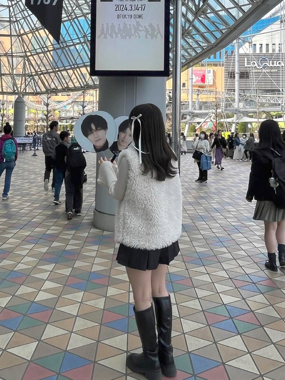 「JK、参戦服、ファーベスト、ロングブーツ、秋コーデ、春コーデ」｜「GRLのアイテム（ブーツ、ブラック系）」を使った、おみみ。さん（レディース・157cm）の冬コーディネートの1枚目の写真