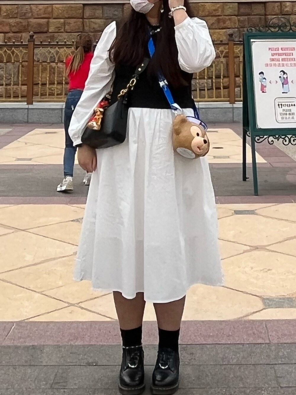 「Dr. Martensのアイテム（ローファー、ブラック系）」を使った、sakiさん（レディース・168cm）の夏コーディネートの1枚目の写真