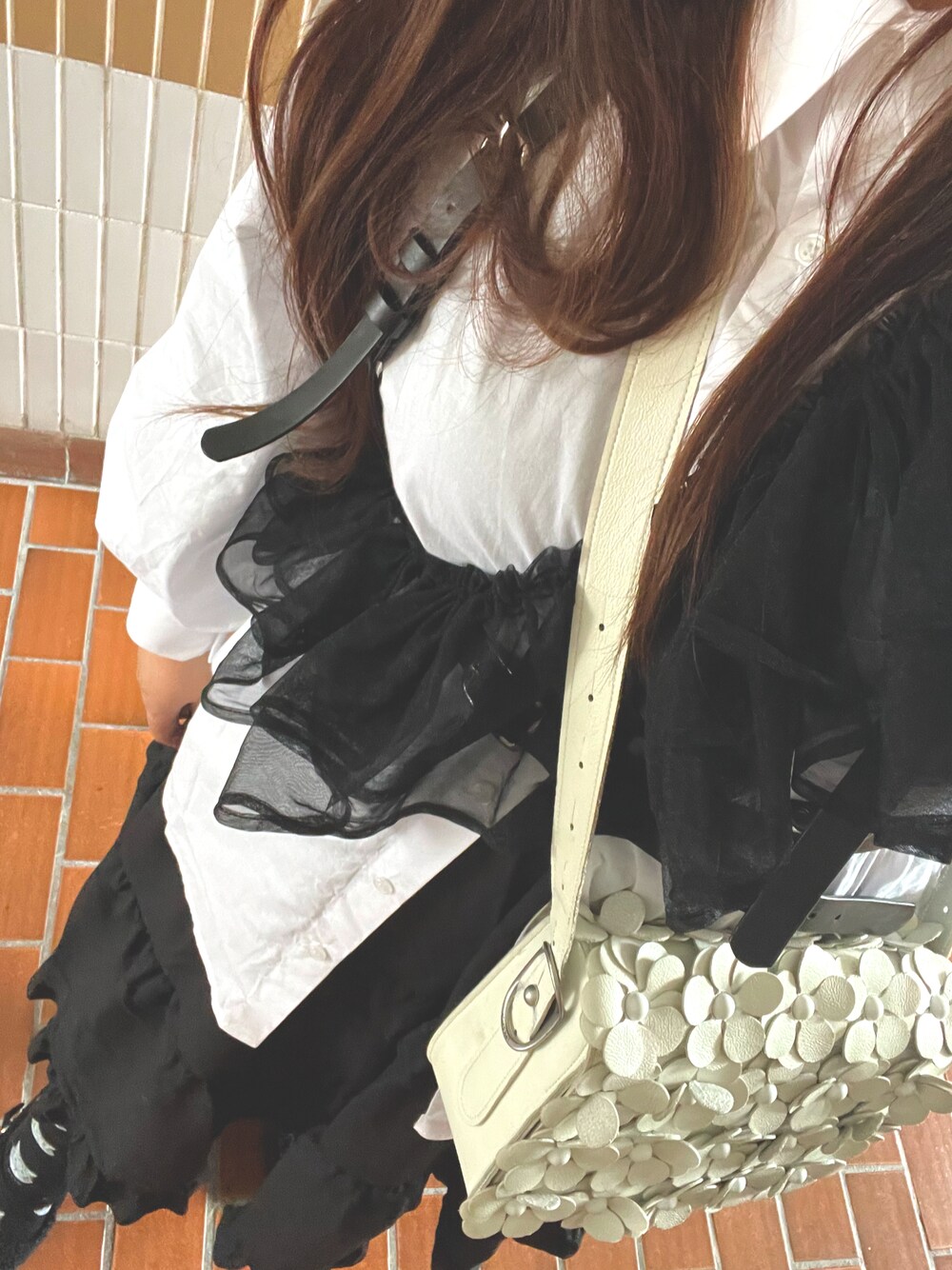「PUNYUS」｜「niko and...のマルチWAYチュールフリルプルオーバー（Tシャツ/カットソー、ブラック系）」を使った、sakiさん（レディース・166cm）の冬コーディネートの1枚目の写真