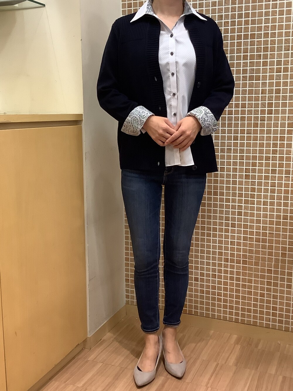 「BRICK HOUSE by Tokyo Shirts、東京シャツ、シャツ好き集まれ、レディースコーデ、秋コーデ、冬コーデ、ビジネスコーデ、オフィスコーデ、シャツスタイル、ニットスタイル」｜「TOKYO SHIRTSのスタンドヘンリーネック ニットカーディガン（カーディガン/ボレロ、ブルー系）」を使った、BRICK HOUSE シャツ工房 直方イオンモール店さん（レディース・155cm）の秋コーディネートの1枚目の写真