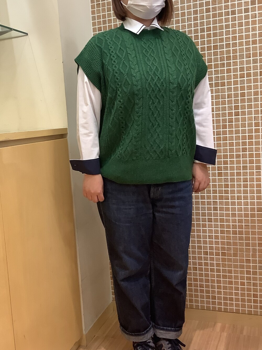 「BRICK HOUSE by Tokyo Shirts、東京シャツ、シャツ好き集まれ、ニットコーデ、シャツコーデ、ビジネスコーデ、レディースコーデ、カジュアルコーデ、ファッション、おしゃれさんと繋がりたい」｜「TOKYO SHIRTSの透け防止 形態安定ノーアイロン レギュラー 長袖ビジネスワイシャツ（ビジネスシャツ、ホワイト系）」を使った、BRICK HOUSE シャツ工房 直方イオンモール店さん（レディース・158cm）の冬コーディネートの1枚目の写真