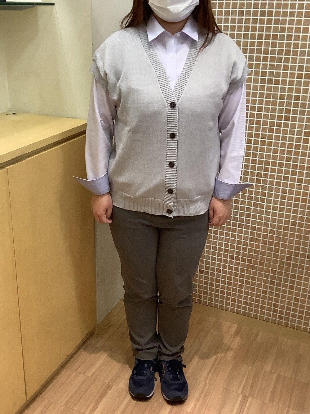 「BRICK HOUSE by TOKYO SHIRT、東京シャツ、シャツ好き集まれ、ニット、春色、ベスト、パープルシャツ、グレーニット、ビジネスコーデ」｜「TOKYO SHIRTSの形態安定ノーアイロン レギュラー 長袖ビジネスワイシャツ（ビジネスシャツ、パープル系）」を使った、BRICK HOUSE シャツ工房 直方イオンモール店さん（レディース・158cm）の冬コーディネートの1枚目の写真