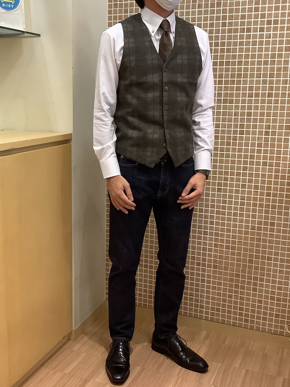 「BRICK HOUSE by TOKYO SHIRT、東京シャツ、シャツ好き集まれ、クラシカル、ビジネスコーデ、秋コーデ、ジレコーデ、おしゃれ、おしゃれさんと繋がりたい、ファッション好きと繋がりたい、メンズコーデ」｜「TOKYO SHIRTSの前身カット ニットジレ（ベスト、ブラウン系）」を使った、BRICK HOUSE シャツ工房 直方イオンモール店さん（メンズ・170cm）の秋コーディネートの1枚目の写真