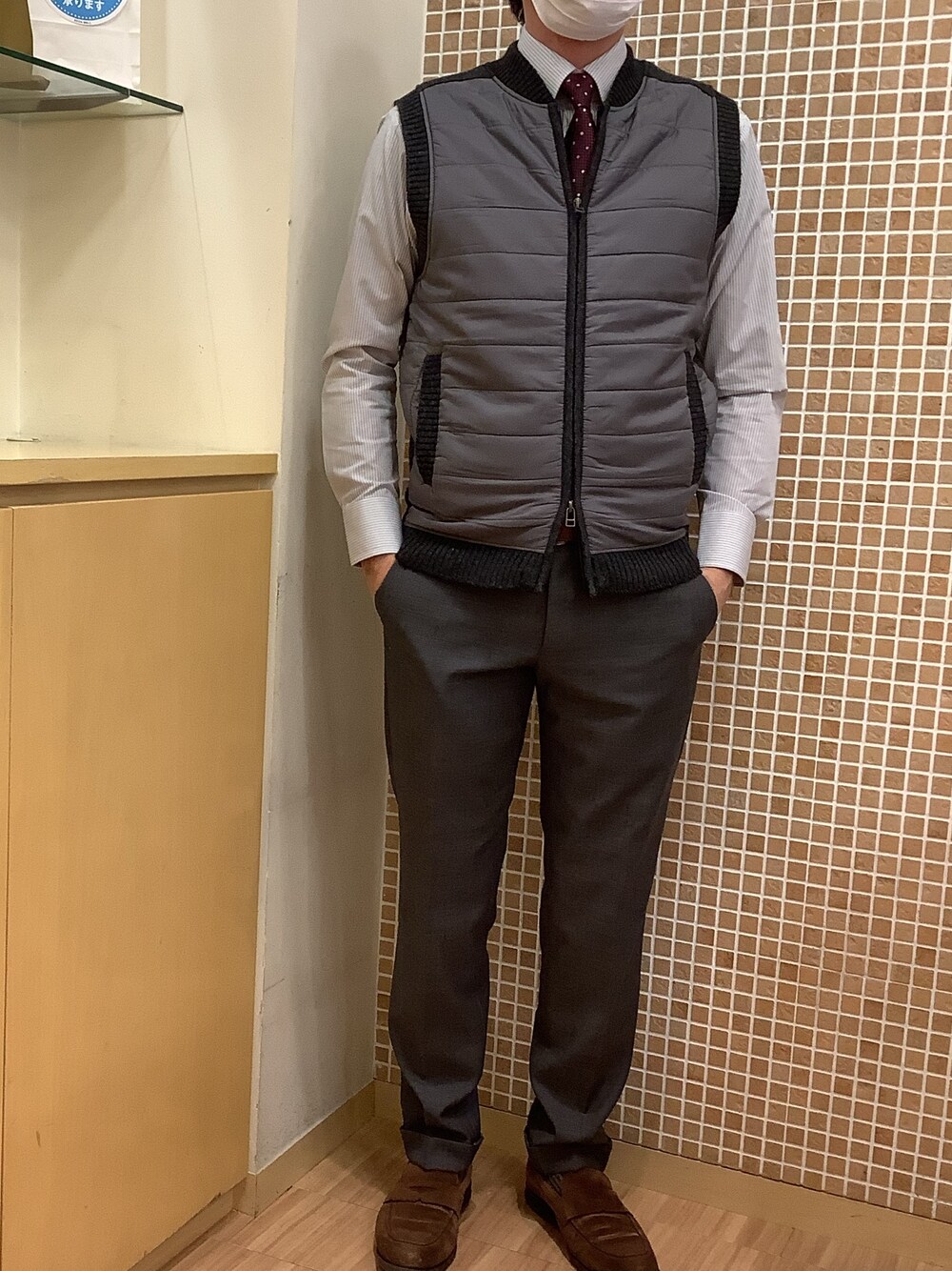 「BRICK HOUSE by Tokyo Shirts、東京シャツ、シャツ好き集まれ、大人カジュアル、メンズコーデ、ビジネスコーデ、冬コーデ、ネクタイ、おしゃれさんと繋がりたい、ファッション」｜「TOKYO SHIRTSの形態安定ノーアイロン ドゥエボットーニ 長袖ビジネスワイシャツ（ビジネスシャツ、グレー系）」を使った、BRICK HOUSE シャツ工房 直方イオンモール店さん（メンズ・170cm）の冬コーディネートの1枚目の写真
