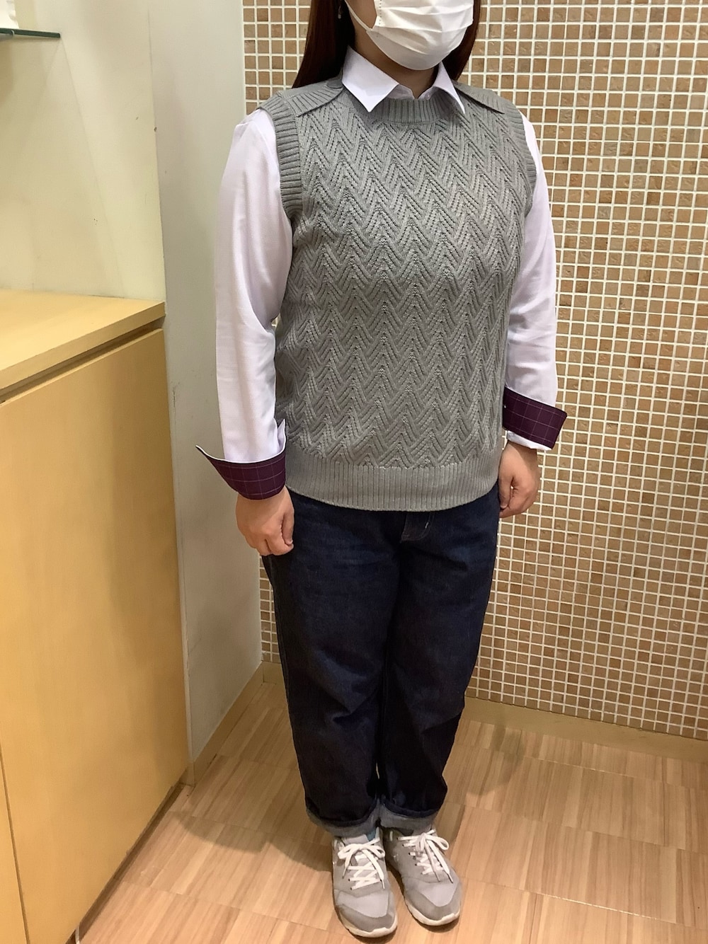 「BRICK HOUSE by TOKYO SHIRT、東京シャツ、シャツ好き集まれ、秋コーデ、ニットベスト、ビジネスコーデ、ファッション、おしゃれさんと繋がりたい、ファッション好きと繋がりたい、シャツスタイル」｜「TOKYO SHIRTSの形態安定ノーアイロン レギュラー 長袖ビジネスワイシャツ（ビジネスシャツ、パープル系）」を使った、BRICK HOUSE シャツ工房 直方イオンモール店さん（レディース・158cm）の秋コーディネートの1枚目の写真
