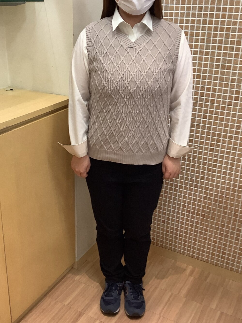 「BRICK HOUSE by TOKYO SHIRT、東京シャツ、シャツ好き集まれ、ベスト、春コーデ、ビジネスコーデ、パステル映える春、ベージュ、イエロー、おしゃれさんと繋がりたい」｜「TOKYO SHIRTSの形態安定ノーアイロン レギュラー 長袖ビジネスワイシャツ（ビジネスシャツ、イエロー系）」を使った、BRICK HOUSE シャツ工房 直方イオンモール店さん（レディース・158cm）の春コーディネートの1枚目の写真