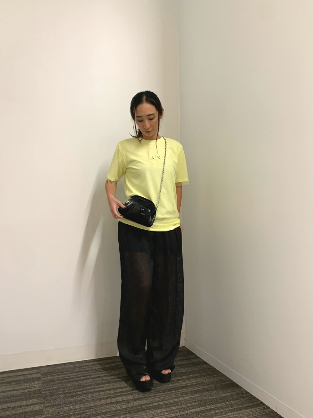 「summer、ワイドパンツ、メッシュTシャツ、ミニバッグ、イエロー×ブラック、シースルー、AXchanger、AXchange、アルマーニエクスチェンジ」｜「ARMANI EXCHANGEの【A|X アルマーニ エクスチェンジ】フラップミニショルダーバッグ（ショルダーバッグ、ブラック系）」を使った、namiheyさん（レディース・160cm）の夏コーディネートの1枚目の写真