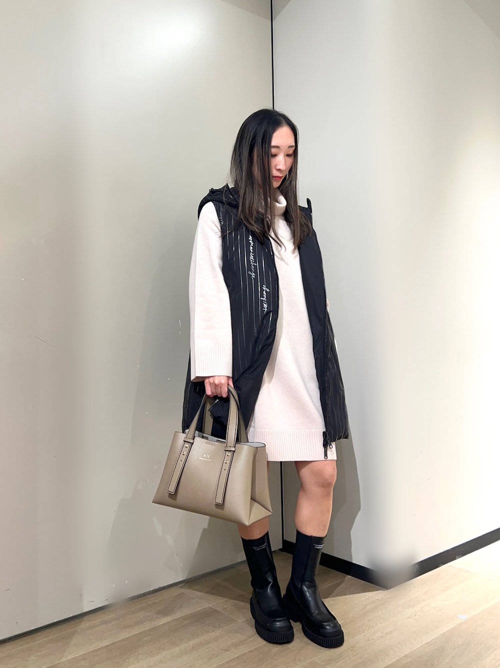 「アルマーニエクスチェンジ、AXchanger、AXchange、大人カジュアル、ファッションを楽しもう、おでかけコーデ、シンプルスタイル、大人コーデ、着回しコーデ、ゆったりコーデ、楽チンコーデ、きれいめカジュアル、シンプル、ブーツ、ベスト」｜「ARMANI EXCHANGEの【A|X アルマーニ エクスチェンジ】サイドゴアブーツ（ブーツ、ブラック系）」を使った、namiheyさん（レディース・160cm）の秋コーディネートの1枚目の写真