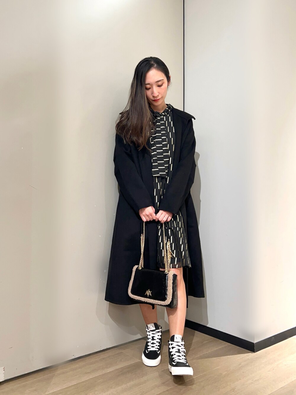 「アルマーニエクスチェンジ、AXchanger、AXchange、シンプルコーデ、大人女子、シンプル、きれいめコーディネート、ブラック、ワンピース、コート、スニーカーコーデ、今日のコーデ、ボア、キレイめコーデ、大人かわいい」｜「ARMANI EXCHANGEの【A|X アルマーニ エクスチェンジ】ラインロゴ　ハイカットスニーカー（スニーカー、ブラック系）」を使った、namiheyさん（レディース・160cm）の秋コーディネートの1枚目の写真
