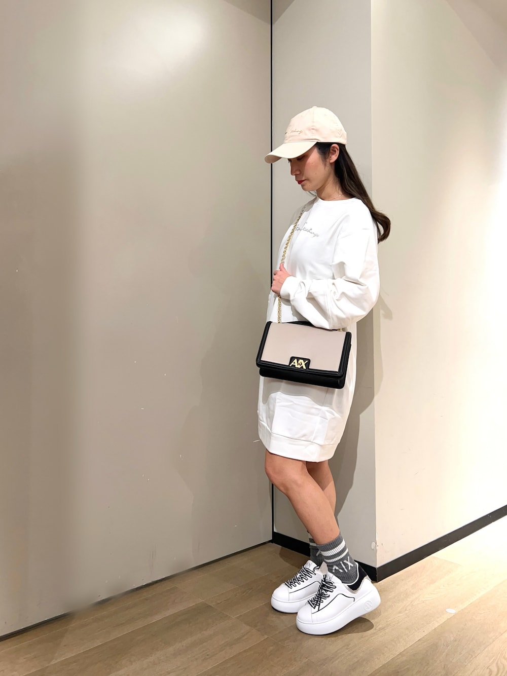 「アルマーニエクスチェンジ、AXchanger、AXchange、シンプルスタイル、ゆるコーデ、お出かけコーデ、ラクチンコーデ、大人女子、スニーカーコーデ、シンプル、ワンピース、キャップ、スニーカー、ショルダーバッグ、春コーデ」｜「ARMANI EXCHANGEの【A|Xアルマーニ エクスチェンジ】A|Xロゴソックス（2足セット）（ソックス/靴下、ホワイト系）」を使った、namiheyさん（レディース・160cm）の冬コーディネートの1枚目の写真