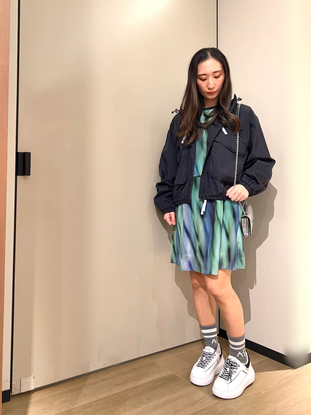 「アルマーニエクスチェンジ、AXchanger、AXchange、オトナカジュアル、大人かわいい、春ファッション、春、スニーカーコーデ、春カラー、おでかけコーデ、ワンピース、ブルゾン」｜「ARMANI EXCHANGEの【A|Xアルマーニ エクスチェンジ】A|Xロゴソックス（2足セット）（ソックス/靴下、ホワイト系）」を使った、namiheyさん（レディース・160cm）の冬コーディネートの1枚目の写真