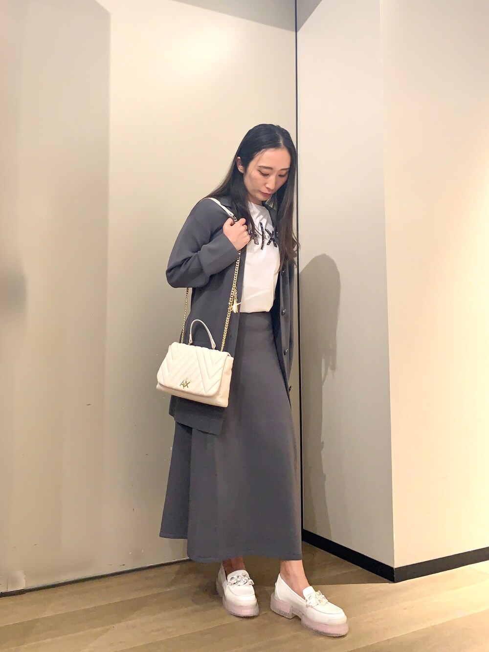 「アルマーニエクスチェンジ、AXchanger、AXchange、春服デビュー宣言、春カラー、オトナカジュアル、大人かわいい、着回しコーデ、きれいめコーディネート、大人ガーリー、フレアスカート、キレイめコーデ、白Tシャツ、お仕事コーデ、キレイめカジュアル」｜「ARMANI EXCHANGEの【A|X アルマーニ エクスチェンジ】スパンコールAXロゴ　クルーネック半袖Tシャツ/REGULAR（Tシャツ/カットソー、ホワイト系）」を使った、namiheyさん（レディース・160cm）の春コーディネートの1枚目の写真