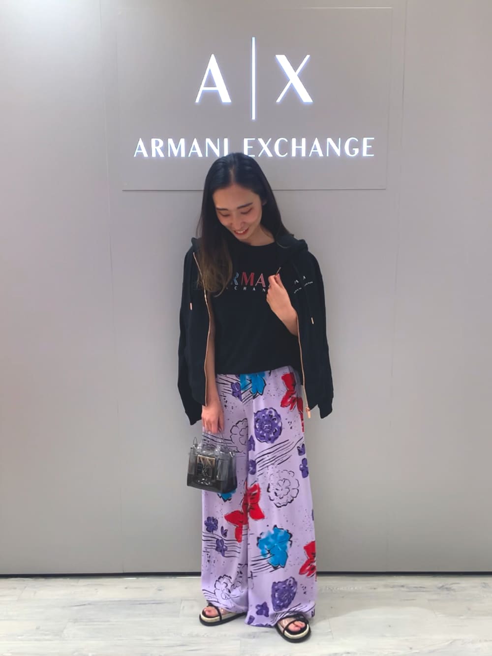「AXchanger、AXchange、アルマーニエクスチェンジ、パープル、ワイドパンツ、ウエストゴム、ミニバッグ、パーカー、summer、トレンド、サンダル、オトナカジュアル、オトナカワイイ、ららぽーと立川立飛」｜「ARMANI EXCHANGEの【A|X アルマーニ エクスチェンジ】フローラルプリント リラックスワイドパンツ（その他パンツ、パープル系）」を使った、namiheyさん（レディース・160cm）の春コーディネートの1枚目の写真