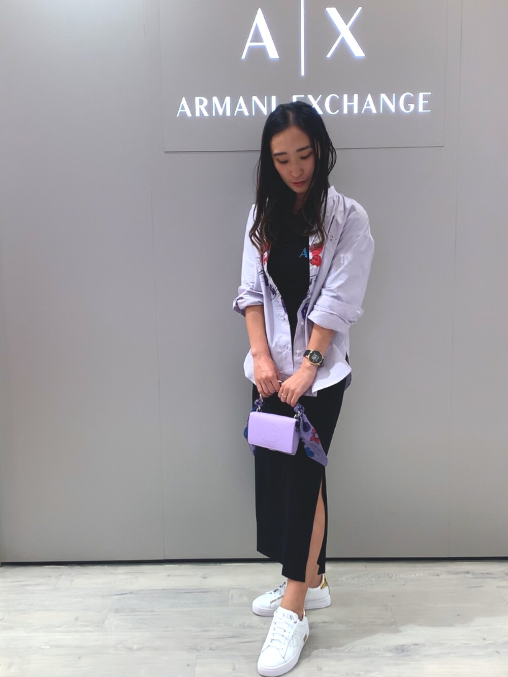 「AXchanger、AXchange、アルマーニエクスチェンジ、ワンピース×スニーカー、パープル、オトナ女子、ミニバッグ、春夏コーデ、黒ワンピ、ららぽーと立川立飛」｜「ARMANI EXCHANGEの【A|X アルマーニ エクスチェンジ】フローラルプリント コットンスタンドカラーシャツ（シャツ/ブラウス、パープル系）」を使った、namiheyさん（レディース・160cm）の春コーディネートの1枚目の写真