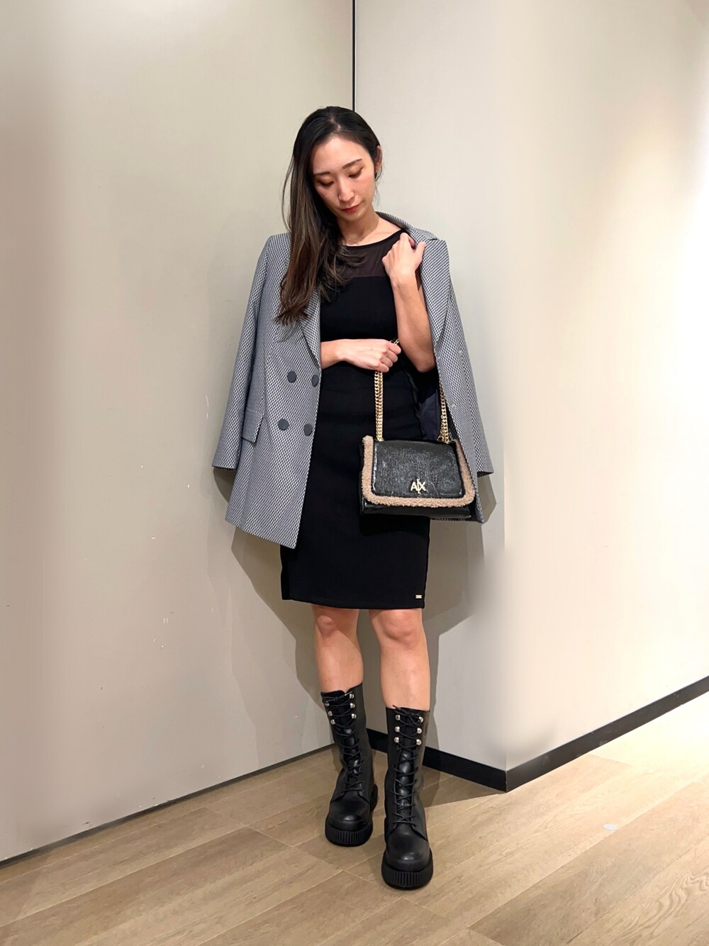 「アルマーニエクスチェンジ、AXchanger、AXchange、秋冬コーデ、冬、大人女子、きれいめカジュアル、ワンピース、ブーツ、クリスマスコーデ、シンプルコーデ、キレイめ、ジャケット、ブラック、ブラックコーデ」｜「ARMANI EXCHANGEの【A|X アルマーニ エクスチェンジ】レースアップブーツ（ブーツ、ブラック系）」を使った、namiheyさん（レディース・160cm）の冬コーディネートの1枚目の写真