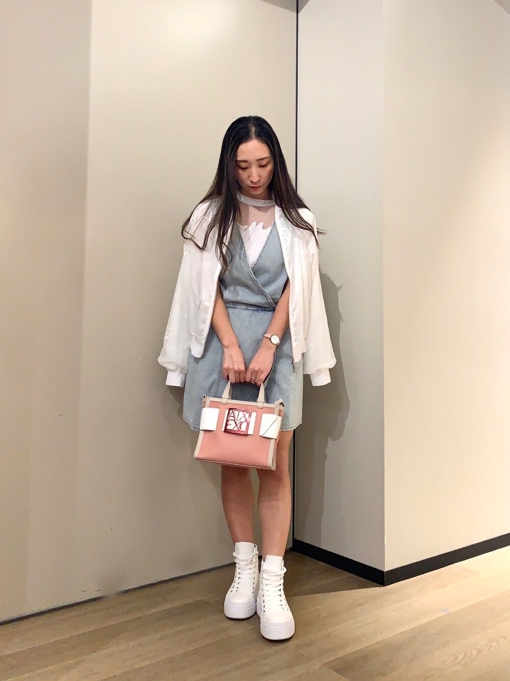 「アルマーニエクスチェンジ、AXchanger、AXchange、オトナカジュアル、春コーデ、春服コーデ、春服デビュー宣言、スニーカーコーデ、デニム、差し色、春カラー、大人かわいい、白スニーカー、着回しコーデ、白Tシャツ」｜「ARMANI EXCHANGEの【A|X アルマーニ エクスチェンジ】ボリュームソール　レザーハイカットスニーカー（スニーカー、ホワイト系）」を使った、namiheyさん（レディース・160cm）の春コーディネートの1枚目の写真
