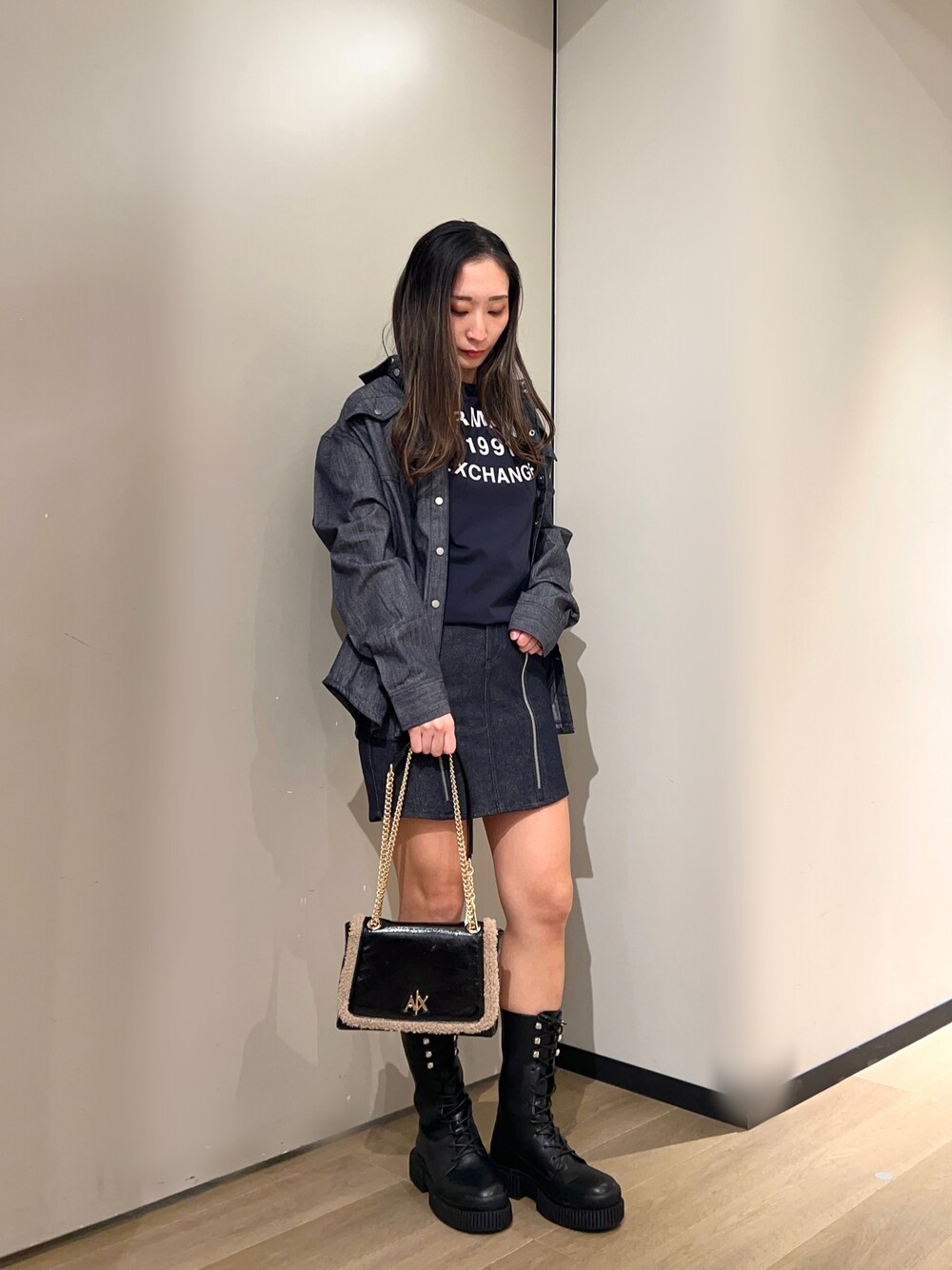 「アルマーニエクスチェンジ、AXchanger、AXchange、秋冬コーデ、冬、ブーツ、デニム、ネイビー、ミニスカート、Tシャツ、ゆるコーデ、きれいめカジュアル、シンプルコーデ、ワントーンコーデ、セットアップスタイル」｜「ARMANI EXCHANGEのアイテム（バッグ、ブラック系）」を使った、namiheyさん（レディース・160cm）の冬コーディネートの1枚目の写真