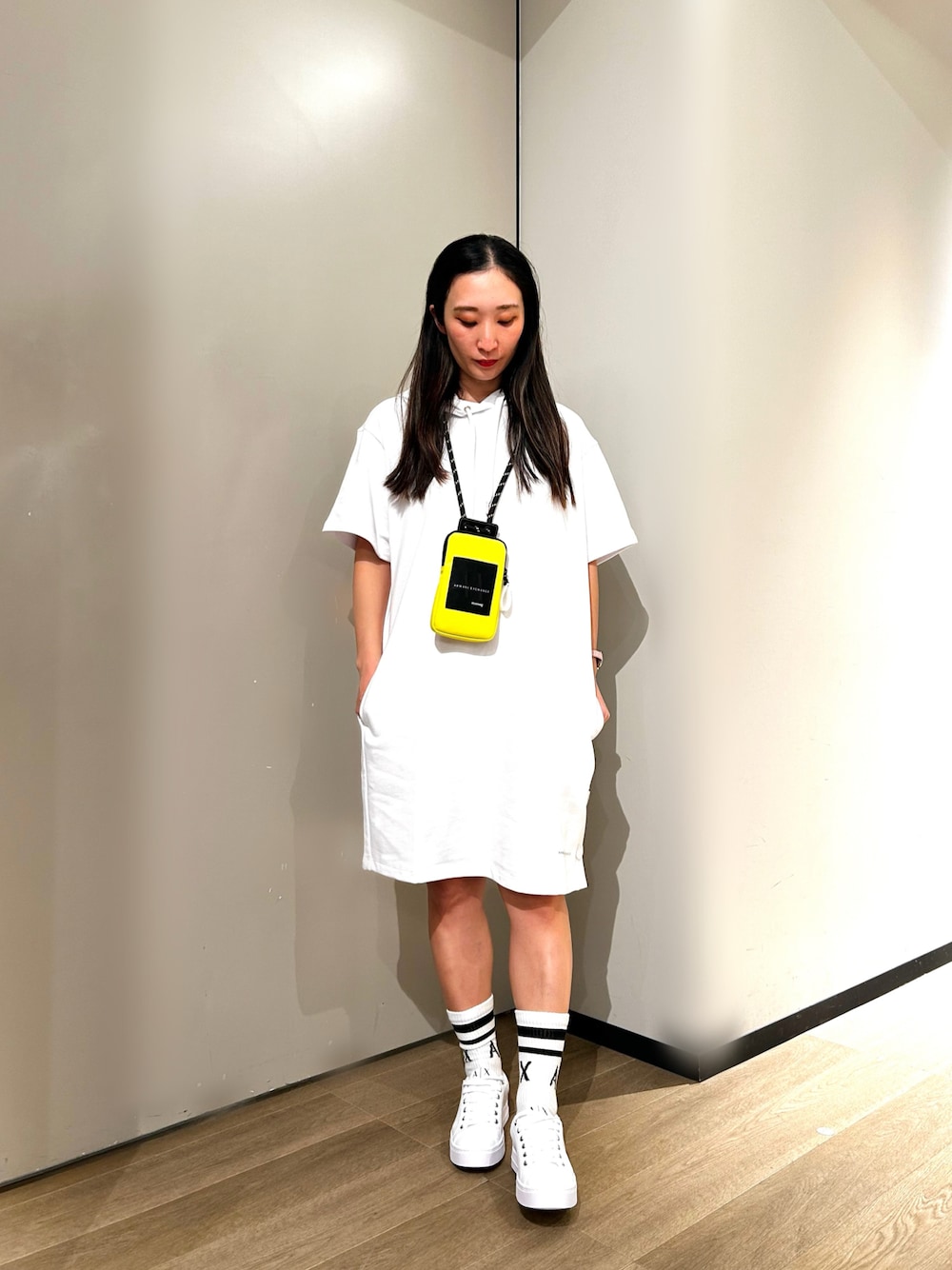 「アルマーニエクスチェンジ、AXchanger、AXchange、シンプルコーデ、オトナカワイイ、スポーツミックス、ストリート、イエロー、ワンピース、スニーカー、スニーカーコーデ、カジュアル」｜「ARMANI EXCHANGEの【A|Xアルマーニ エクスチェンジ】A|Xロゴソックス（2足セット）（ソックス/靴下、ホワイト系）」を使った、namiheyさん（レディース・160cm）の春コーディネートの1枚目の写真