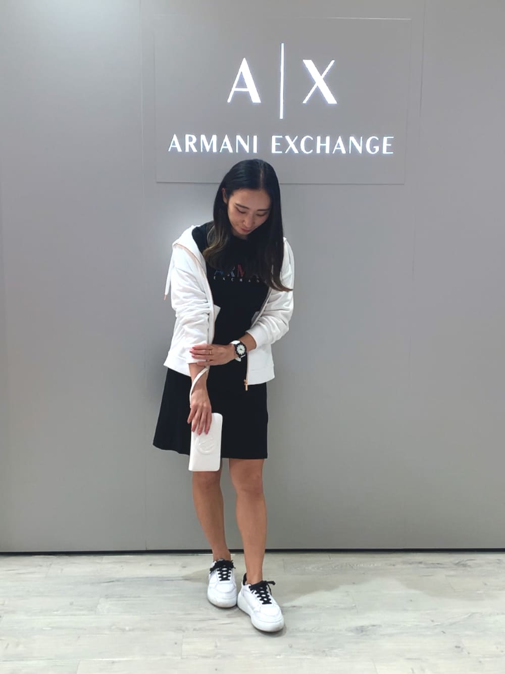 「AXchanger、AXchange、アルマーニエクスチェンジ、Tシャツワンピ、パーカー、モノトーンコーデ、スニーカー、スニーカー女子、時計、ウォレット、オトナ女子、オトナカジュアル、summer、ららぽーと立川立飛」｜「ARMANI EXCHANGEの【A|X アルマーニ エクスチェンジ】ボリュームソールA|Xロゴパッチ　レースアップスニーカー（スニーカー、ホワイト系）」を使った、namiheyさん（レディース・160cm）の春コーディネートの1枚目の写真