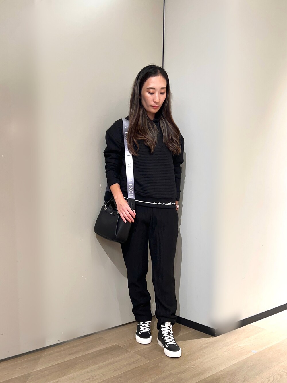 「アルマーニエクスチェンジ、AXchange、AXchanger、セットアップ、シンプルスタイル、お出かけコーデ、秋のコーデ、オトナ女子、楽チンコーデ、キレイめカジュアル、秋服準備はじめました、パンツ、秋冬コーデ、秋先取りコーデ、スニーカー」｜「ARMANI EXCHANGEの【A|X アルマーニ エクスチェンジ】ラインロゴ　ボンディングフーデッドパーカー（パーカー、ブラック系）」を使った、namiheyさん（レディース・160cm）の夏コーディネートの1枚目の写真