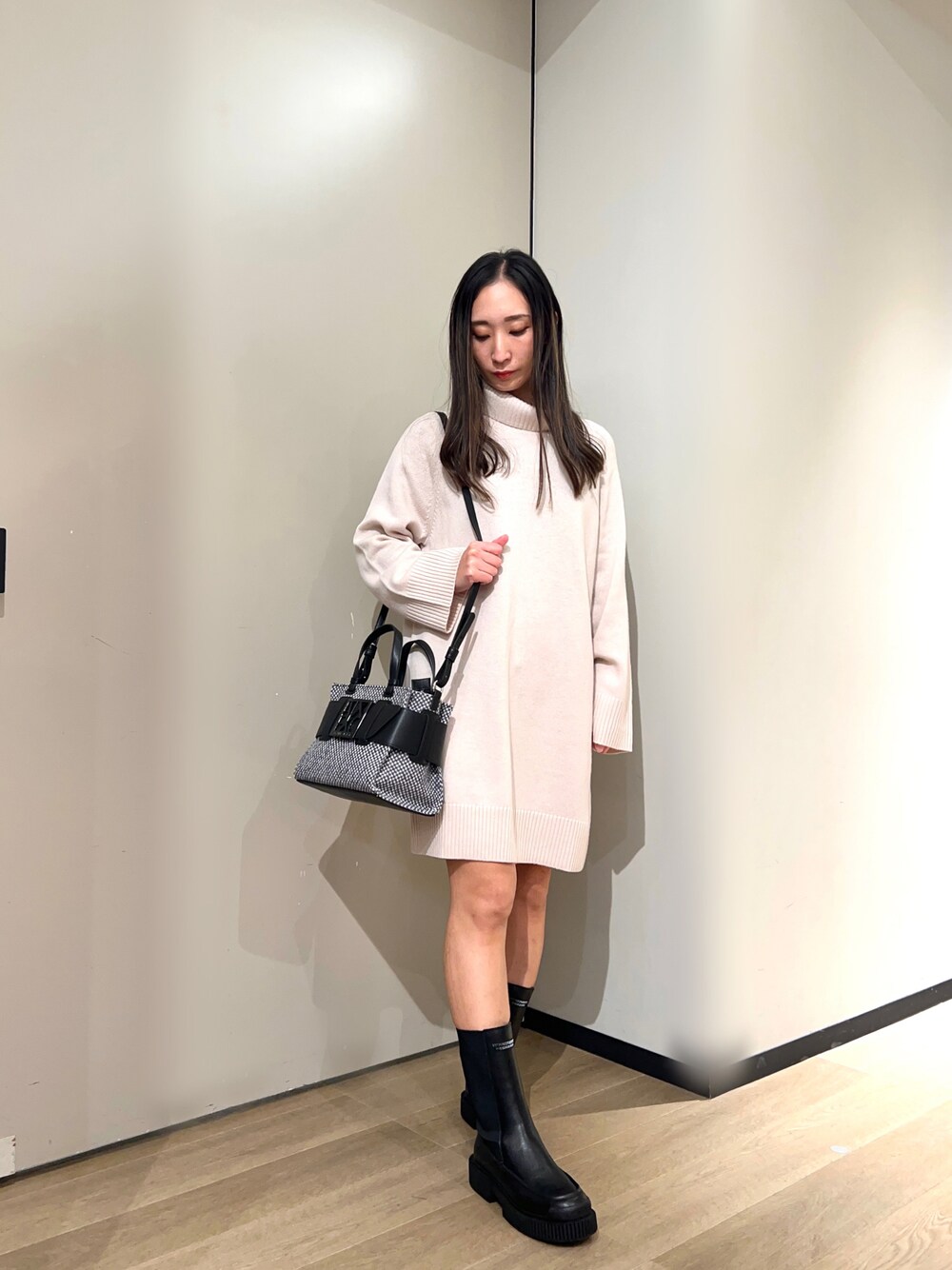 「アルマーニエクスチェンジ、AXchanger、AXchange、秋冬コーデ、大人カジュアル、おでかけコーデ、シンプルコーデ、今日のコーデ、秋カラー、ゆるコーデ、オトナ女子、ワンピース、ニットワンピース、ブーツ、ラクチンコーデ」｜「ARMANI EXCHANGEの【A|X アルマーニ エクスチェンジ】サイドゴアブーツ（ブーツ、ブラック系）」を使った、namiheyさん（レディース・160cm）の秋コーディネートの1枚目の写真