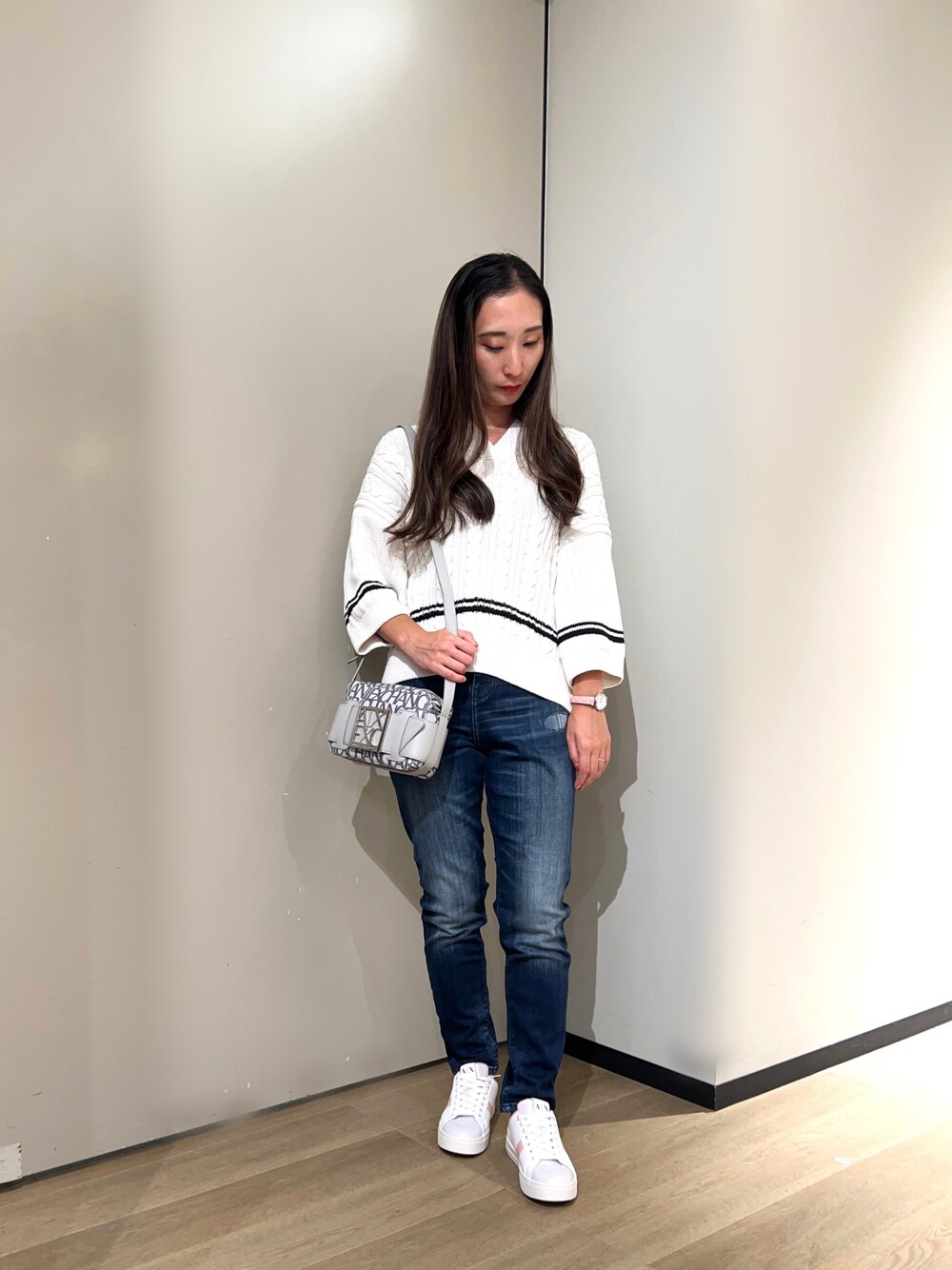 「アルマーニエクスチェンジ、AXchanger、AXchange、シンプルスタイル、お出かけコーデ、秋のコーデ、オトナ女子、楽チンコーデ、キレイめカジュアル、秋服準備はじめました、秋冬コーデ、デニムパンツ、オトナカワイイ、ニット、ショルダーバッグ」｜「ARMANI EXCHANGEの【A|X アルマーニ エクスチェンジ】BOXロゴバックル　ミニショルダーバッグ（オールオーバーロゴ）（ショルダーバッグ、ブラック系）」を使った、namiheyさん（レディース・160cm）の夏コーディネートの1枚目の写真
