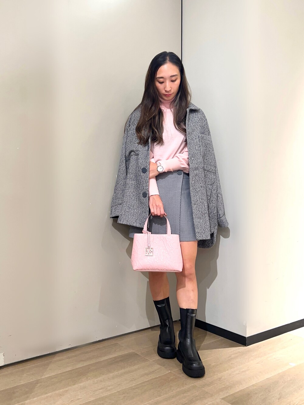 「アルマーニエクスチェンジ、AXchanger、AXchange、秋服まるっと大公開、大人カジュアル、カジュアルコーデ、秋カラー、オトナ女子、秋のコーデ、休日スタイル、シンプルコーデ、大人かわいい、ピンク、ブーツ、ニット」｜「ARMANI EXCHANGEの【A|X アルマーニ エクスチェンジ】サイドゴアブーツ（ブーツ、ブラック系）」を使った、namiheyさん（レディース・160cm）の秋コーディネートの1枚目の写真