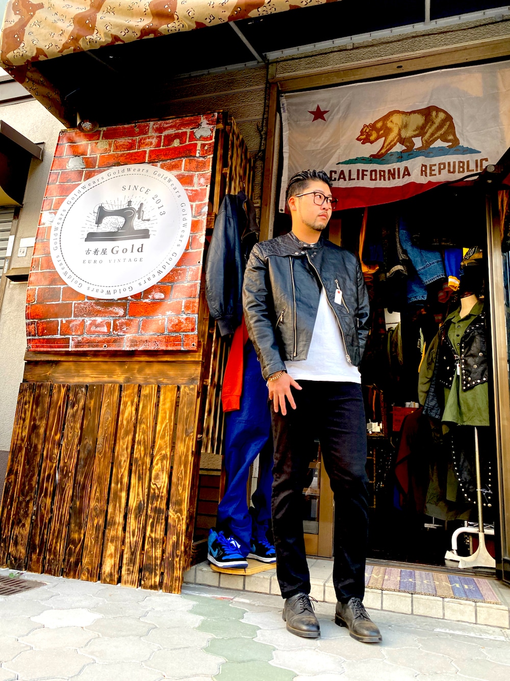 「シンプルコーデ、初夏コーデ、今日のコーデ、シンプルスタイル、カジュアルコーデ、大人カジュアル、モノトーンコーデ、UNIQLO、レザージャケット、レザー、レザーシューズ、夏コーデ、フランス軍、フランス軍ジャケット、ユーロヴィンテージ」｜「UNIQLOのアイテム（Tシャツ/カットソー、ホワイト系）」を使った、fugiyagold1さん（メンズ・175cm）の春コーディネートの1枚目の写真