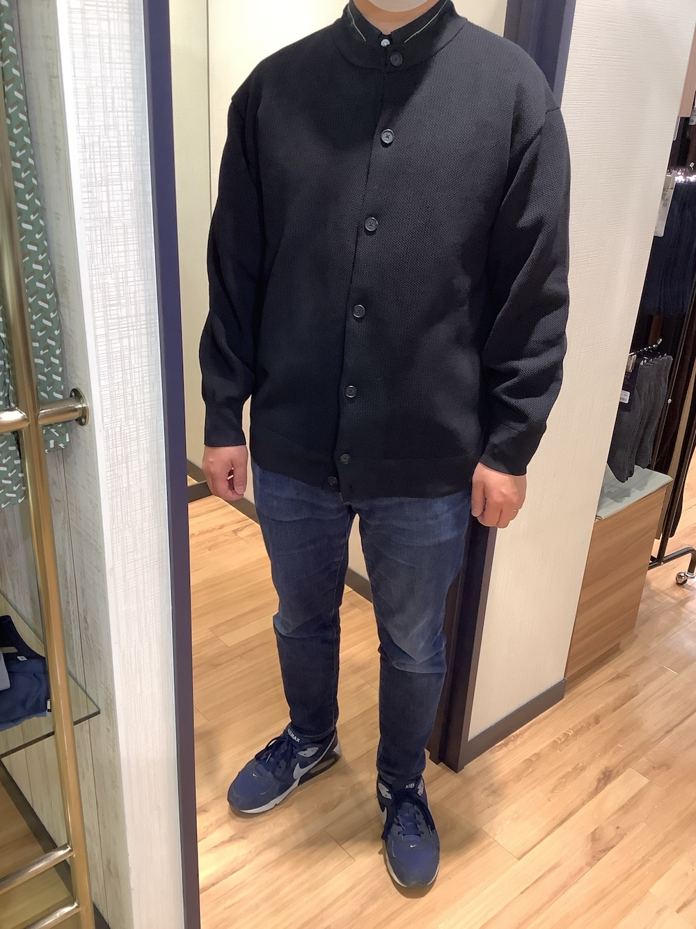 ブラック系のカーディガン/ボレロ、グリーン系のビジネスシャツを着用したメンズの冬コーディネートの1枚目の写真