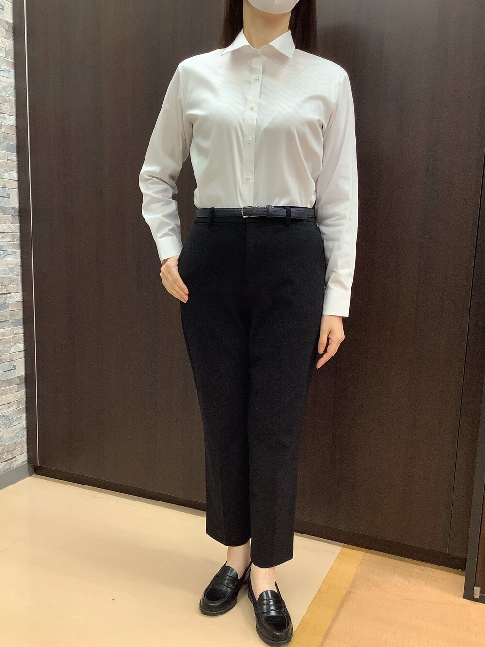 ホワイト系のビジネスシャツを着用したレディースの冬コーディネートの1枚目の写真