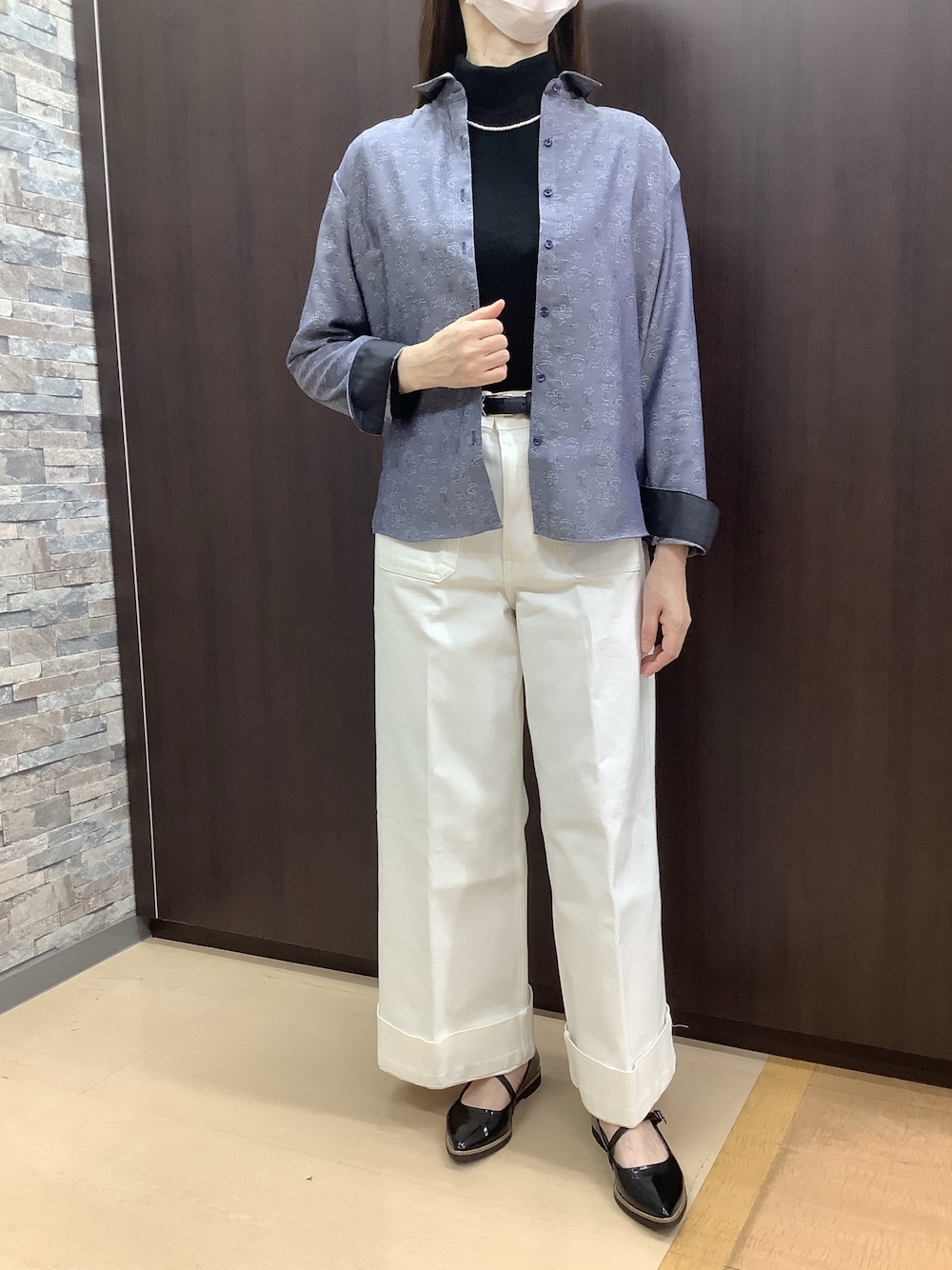 ブルー系のビジネスシャツを着用したレディースの秋コーディネートの1枚目の写真