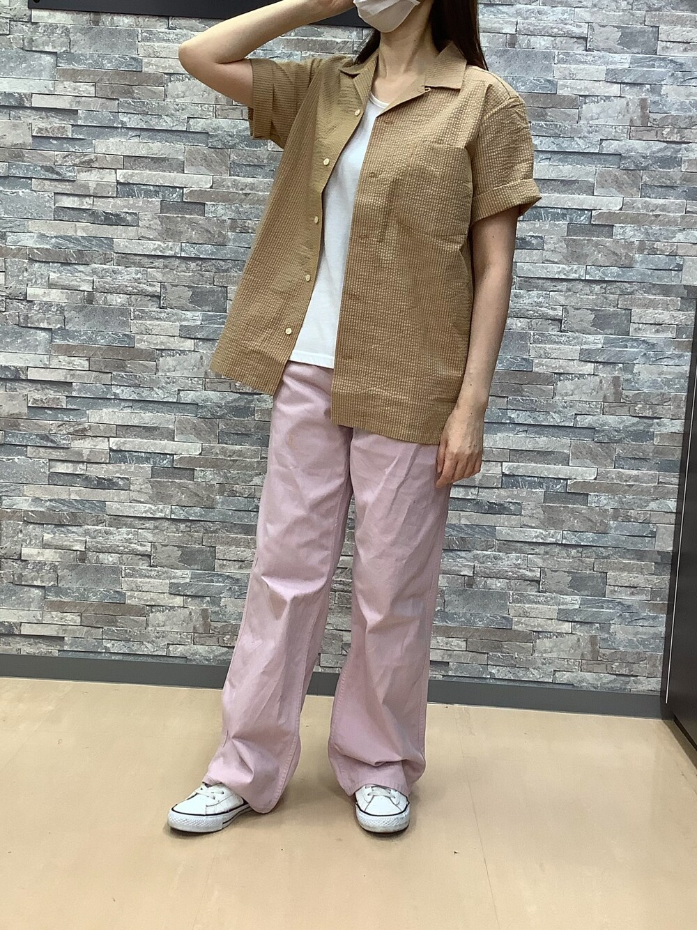 イエロー系のシャツ/ブラウス、ピンク系のデニムパンツを着用したレディースの夏コーディネートの1枚目の写真